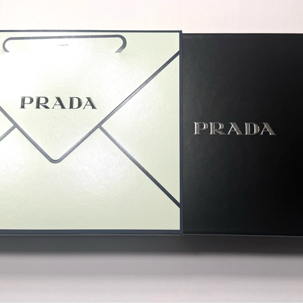 Prada Luna Rossa Carbon EDT 100ml 3 Piece Gift
Set for Men - Picture 6 of 6